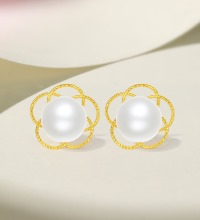 周六福 黄18K金珍珠耳钉 - 自然天成的优雅
